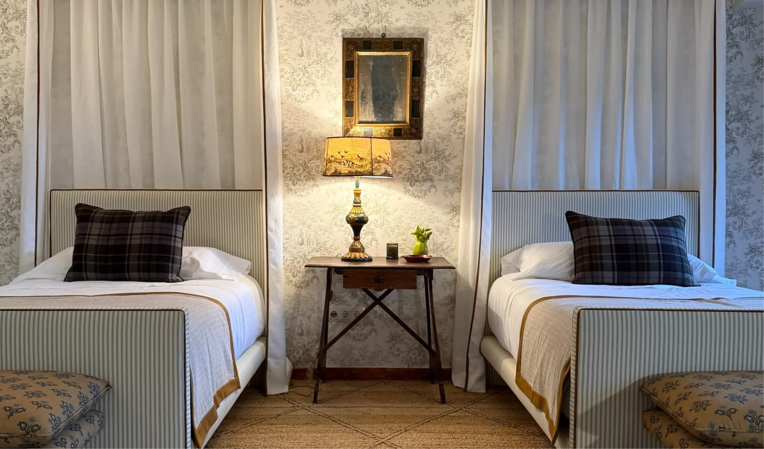 Dormitorio con doseles diseñado por Bárbara Chapartegui