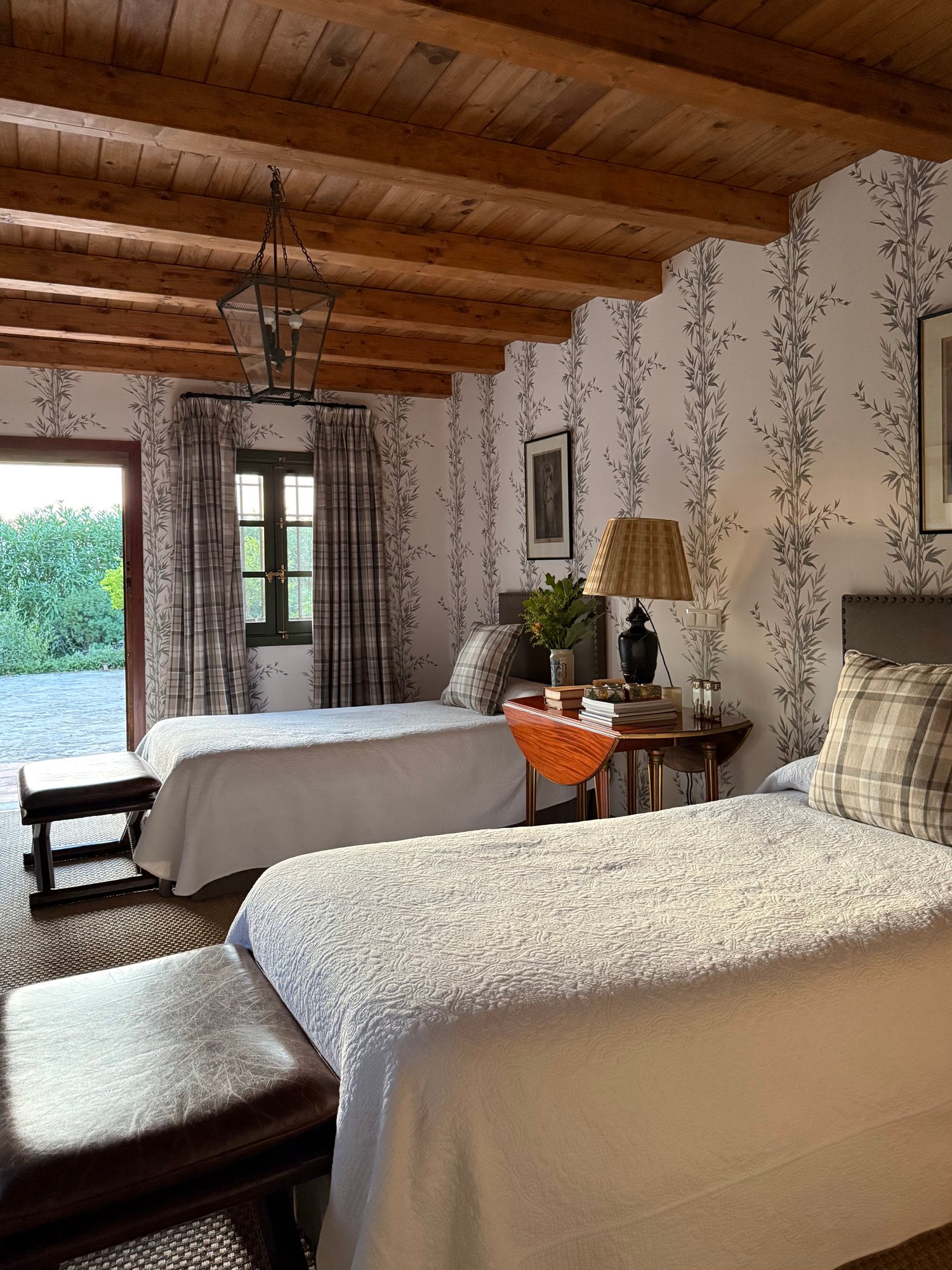 Finca 2 – dormitorio con papel pintado de bambú